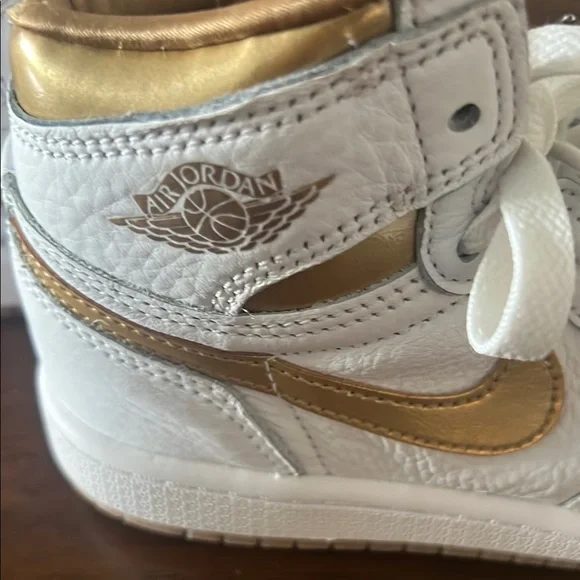Nike White AJ1 Retro High OG Metallic - White and Gold - Picture 4 of 4